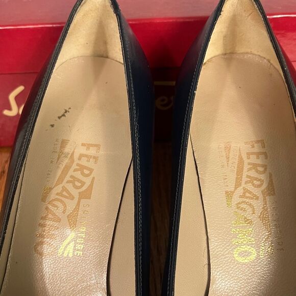 Salvatore Ferragamo 7.5 C Unique Navy & Silver Leather heels with woven toe - Picture 3 of 11